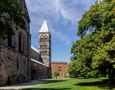 Lund Katedrali ve park İsveç 'te aydınlık bir yaz gününde.