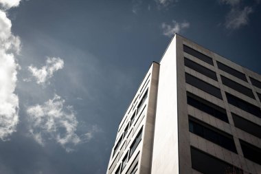 Bulutlu mavi gökyüzüne doğru genel yüksek bina