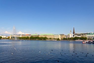 Almanya 'nın Hamburg kentindeki Binnenalster Gölü' nde aydınlık bir yaz günü