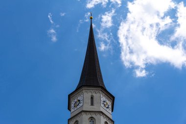 Avusturya 'nın başkenti Viyana' daki kilisenin saat kulesi.