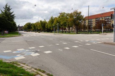 İsveç 'in Malmö şehrinde ılık bir yaz sabahı boş bir sokak geçidi.