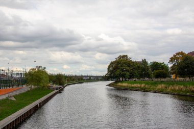 İsveç, Malmö 'deki kanal, bulutlu bir yaz gününde.