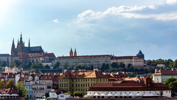 Prahan Linna Sen Alla Oleva Kaupunki Lämpimänä Kesäpäivänä — kuvapankkivalokuva