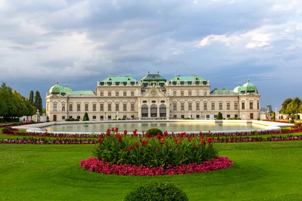 Palacio Belvedere Como Una Tormenta Viene Detrás Del Palacio Imagen De Stock