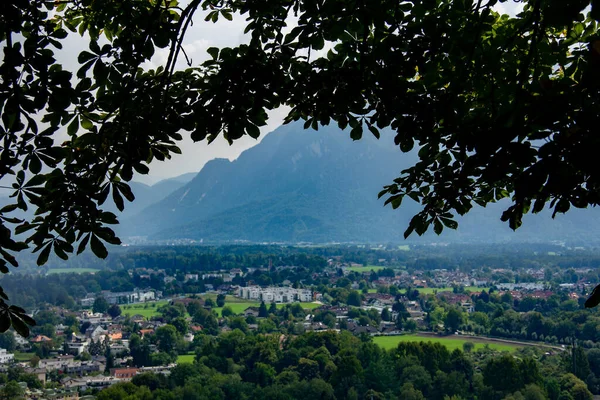 Vue Forteresse Hohensalzburg Vers Vallée Les Montagnes Paysage Vert Pendant — Photo