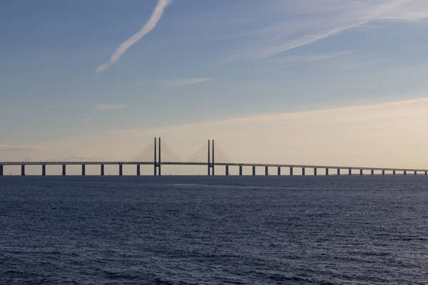 Die Brücke Von Oeresund Mit Dunkelblauem Wasser Und Einem Strahlend — Stockfoto