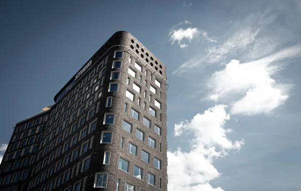Sveç Malmö Şehrinde Aydınlık Bir Yaz Gününde Gökyüzüne Doğru Yükselen Telifsiz Stok Fotoğraflar