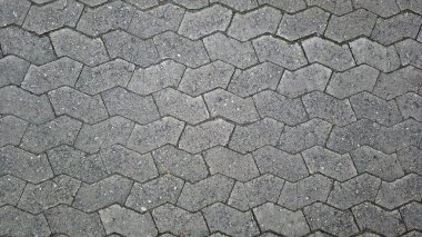 Zig-zag desenli gri asfalt. İsveç, Malmö 'de bir sokakta bulundu..