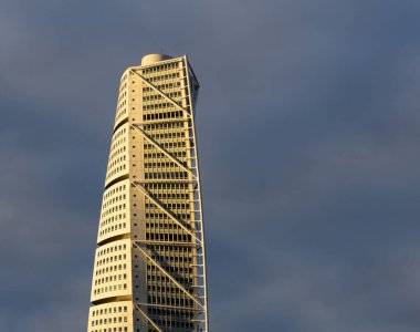 Malmö, İsveç - 25 Kasım 2018: Gökdelen Gövde Dönüşü 'nün üst kısmı bu soğuk günde güneş batarken kış güneşinde görünür.