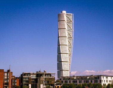 Malmö, İsveç - 11 Mayıs 2019: Turning Torso, şehrin her yerinden görülebilen beyazlı ultra modern bir gökdelen.