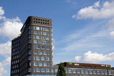 Malmö, İsveç - 11 Temmuz 2018: Studio adlı ofis ve otel kompleksi de Story Hotel 'i barındırmaktadır. Modern bina bulutlu mavi gökyüzüne doğru görünüyor..