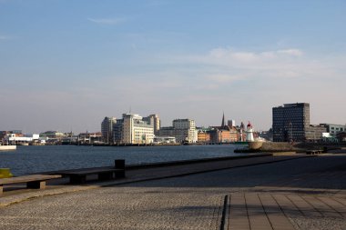 İsveç, Malmö 'nün ufuk çizgisi, limandan ve deniz kıyısından soğuk ama güneşli bir bahar gününde görülüyor.