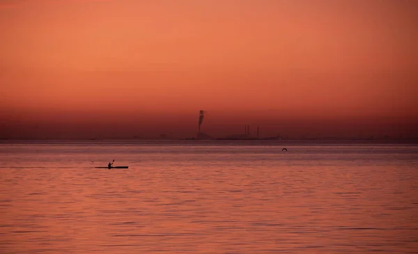 Ein Mann Rudert Mit Einem Kanu Auf Dem Meer Während — Stockfoto