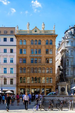 Viyana, Avusturya - 25 Temmuz 2018: Ünlü Graben sokağı başkentteki bu aydınlık yaz gününde yürüyen insanlarla dolu