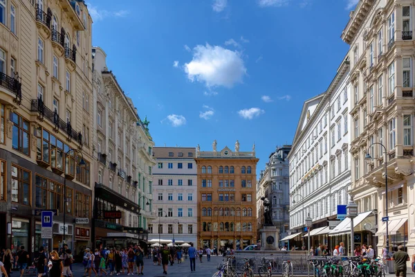 오스트리아 2018 여름날푸른 하늘을 배경으로 거리의 거리를 관광객들 사람들이 — 스톡 사진