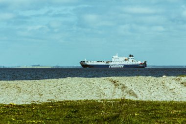 Malmö, İsveç - 11 Mayıs 2019 Finnlines feribotu Almanya 'ya doğru yola çıkıyor. Sahilden denize doğru görüldü Öresund