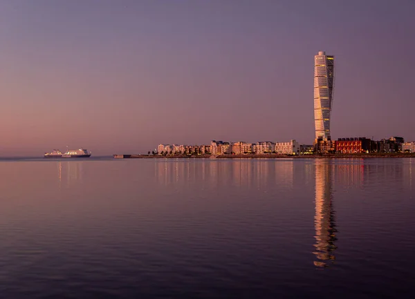 マルモ スウェーデン 2019年9月21日 空と海はすべて日没から紫色です 超高層ビル ターニングトルソ の反射が見える フィンランドのフェリーがドックしようとしています — ストック写真