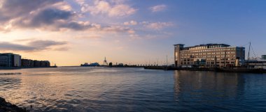 İsveç 'in Malmö limanlarından biri, yaz günbatımında iç liman (Inre hamnen) olarak adlandırılır.
