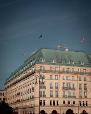 Berlin, Almanya - 1 Haziran 2019 Berlin 'in göbeğinde, Brandeburger Tor' un yanındaki ünlü lüks otel Adlon Kempinski 'nin cephesi.