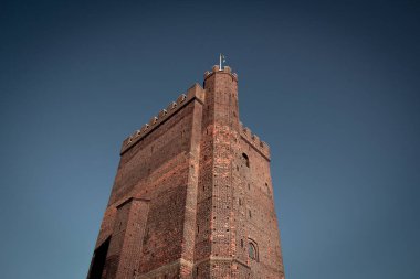 İsveç 'in Helsingborg şehrinde hala ayakta duran Karnan adlı ortaçağ kırmızı tuğla kulesinin alçak açılı görüntüsü.