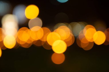 Sarı ve turuncu bokeh etkisi. Dışarıdaki sarı ışıklardan.