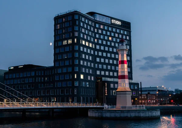 マルモ スウェーデン 8月7 2019 旧灯台はまだ橋と市内中心部の近代的なホテルの建物スタジオの隣に立っています 建物の後ろに見える月と夜のシーン — ストック写真
