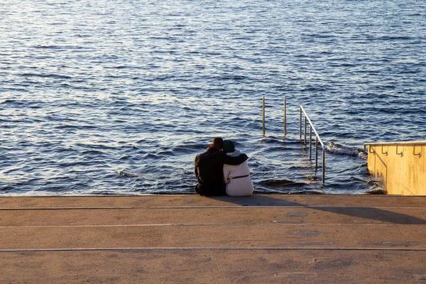 Man Holding His Arm Woman Sit Staircase Just Waters Edge — Stock Photo, Image