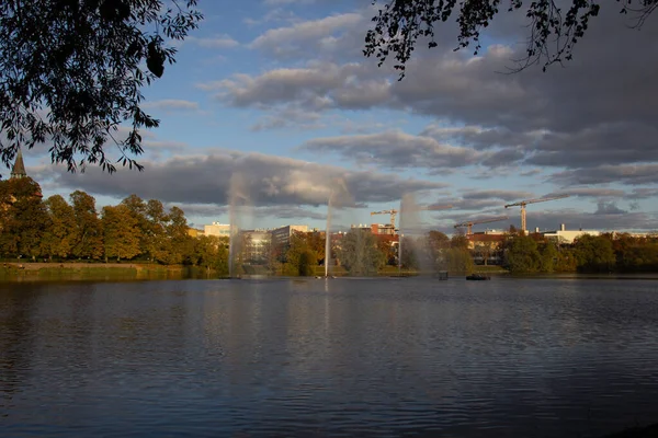 Sommige Fonteinen Blazen Water Hoog Lucht Het Meer Het Openbare — Stockfoto