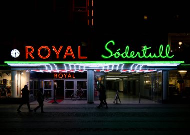 Malmö, İsveç - 1 Aralık 2019: İnsanlar film şirketi Filmstaden 'e ait Royal sinemasının neon ışıklı girişinde yürüyorlar