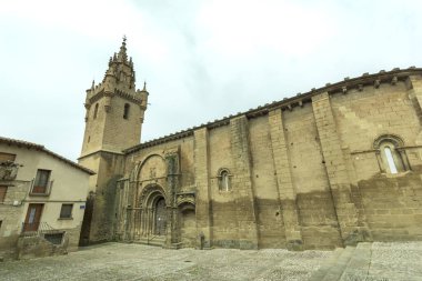 Uncastillo, Aragon, İspanya, Nisan 2018, San Martn de Tours Kilisesi Romanca ve 10. yüzyıldan kalma eski bir Mozarabik kilisesi üzerine inşa edilmiştir.