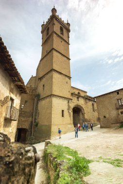 Uncastillo, Aragon, İspanya, Nisan 2018, San Martn de Tours Kilisesi Romanca ve 10. yüzyıldan kalma eski bir Mozarabik kilisesi üzerine inşa edilmiştir.