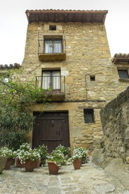 Uncastillo Aragon İspanya Nisan 2018 Taş sokaklar ve şehir girişinde çiçeklerle süslenmiş evler.