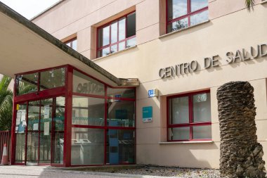 ZARAGOZA, İspanya, Mart 2020, sağlık hizmetleri için bir mahallenin dış görünüm birincil sağlık merkezi