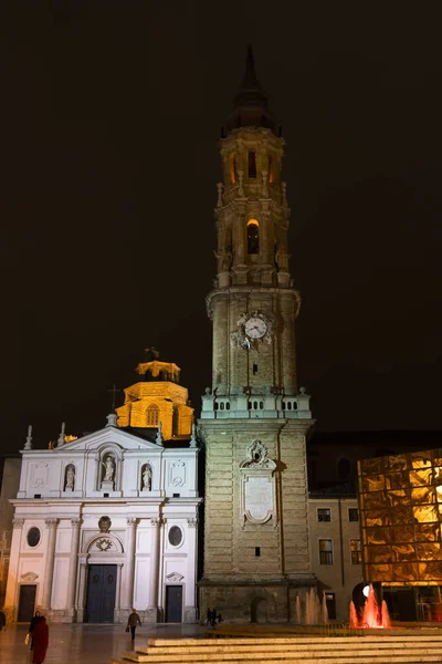 ZARAGOZA, SPAIN, Aralık 2019, El Salvado Katedrali 'nin ön ve gece görüşü, La Seo olarak adlandırılır ve Caesaraugusta Forum Müzesi' nin bitişiğinde habersiz şehir turizm ziyareti
