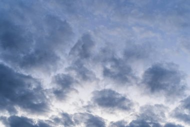 Kabarık bulutlu mavi gökyüzü