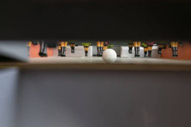 Yakın çekim figürleri ve top langırt futbolcularının kalesinden.