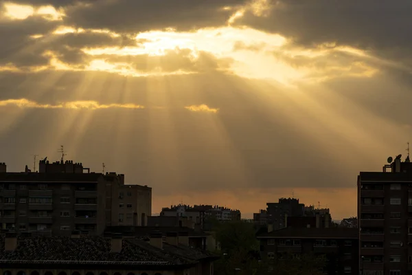 Die Stadtlandschaft Und Die Schönen Sonnenstrahlen Zwischen Den Orangen Wolken — Stockfoto