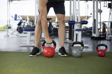 Adam ağırlık kaldırmaya hazırlanıyor.