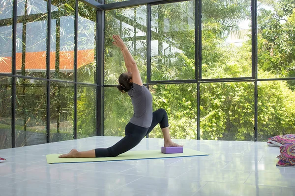 Woman Practicing Yoga Crescent Moon Pose Anjaneyasana — Stock Photo, Image