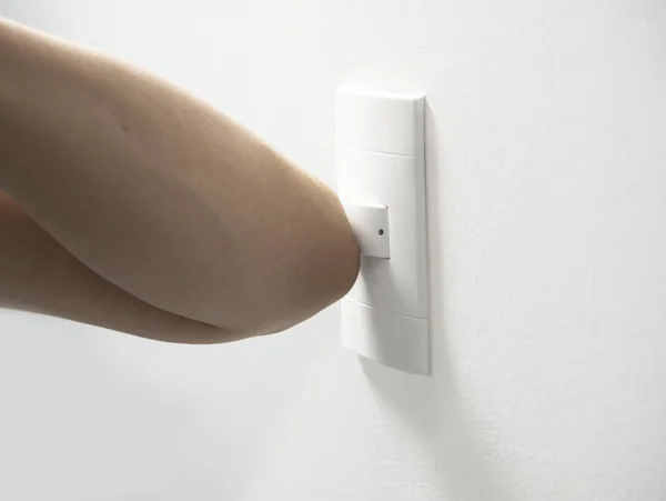 Arm Elleboog Van Persoon Uit Schakelen Aan Zetten Power Switch — Stockfoto