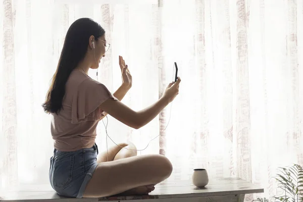 Foto Longa De Uma Ansiosa Frustrada Pernas De Cama Cruzadas Tapetes Dobrados  Têm Problemas De Lavanderia De Casa De Ferro Toque Foto de Stock - Imagem  de menina, fêmea: 199075412