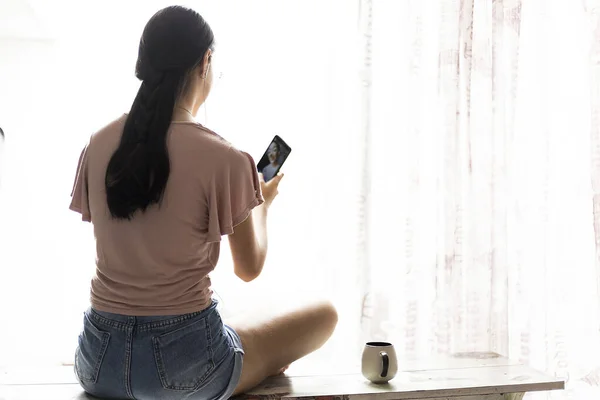 Foto Longa De Uma Ansiosa Frustrada Pernas De Cama Cruzadas Tapetes Dobrados  Têm Problemas De Lavanderia De Casa De Ferro Toque Foto de Stock - Imagem  de menina, fêmea: 199075412