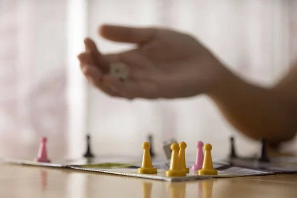 Χέρι Γυναίκας Ρίχνουν Ζάρια Επιτραπέζιο Παιχνίδι Χρωματιστά Τσιπ Στο Ξύλινο — Φωτογραφία Αρχείου