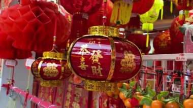 Süslü kırmızı lamba. 