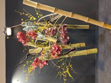 Pahalı yapay çiçekler doğal ve orijinal görünüyor.