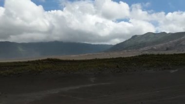 Güçlü kum fırtınası rüzgarı ile dağ manzarası