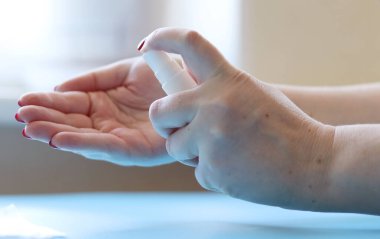 Kadınlar ellerini alkol jeliyle ya da antibakteriyel sabun dezenfektanıyla yıkıyor. Hijyen konsepti. Mikropların ve bakterilerin yayılmasını önle ve korona virüsünü önle.