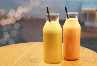 Metal tüplü meyve püresi, kiraz ve nane şekerli kahve turşusu.