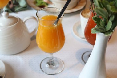 Havuç suyu ve portakal suyu. Kahvaltını kafede yap.