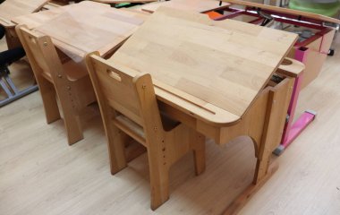 Okul masaları ve sandalyeler.